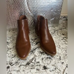 FRYE AND CO. Tan Leather Chukka Boots